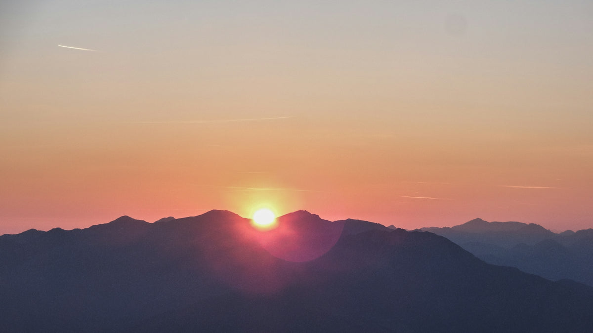 Lever de soleil sur les montagnes